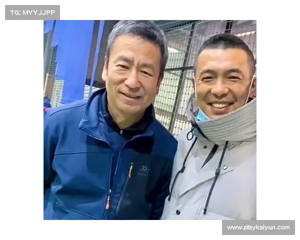 56 岁白岩松踢球滑倒不起,健康亮红灯引关注 56 岁白岩松踢球滑倒不起,健康亮红灯引关注